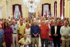 El presidente Imbroda con visitantes en el Salón Dorado de Melilla