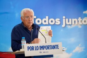 Juan José Imbroda presentando un documento durante una rueda de prensa