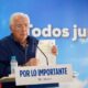 Juan José Imbroda presentando un documento durante una rueda de prensa