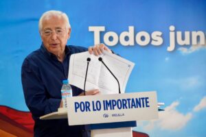 Juan José Imbroda mostrando un croquis en rueda de prensa
