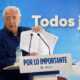 Juan José Imbroda mostrando un croquis en rueda de prensa