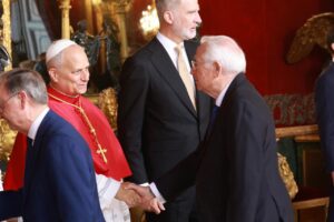 Juan José Imbroda saludando al Papa León XIV en Madrid