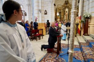 Juan José Imbroda arrodillado ante la Virgen de la Victoria en una ceremonia