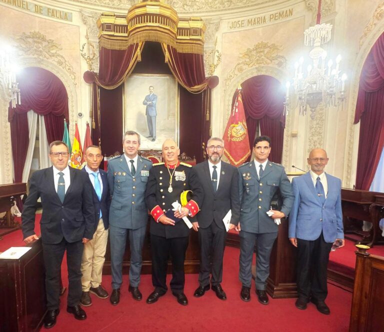 Ceremonia de imposición de medalla al coronel Jesús Núñez Calvo con compañeros
