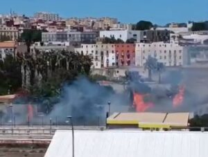 Incendio en el Callejón de la Marina con llamas y humo visible
