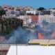 Incendio en el Callejón de la Marina con llamas y humo visible