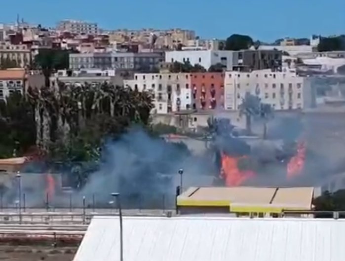Incendio en el Callejón de la Marina con llamas y humo visible