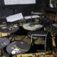 Restaurante dañado por incendio con mesas y sillas quemadas