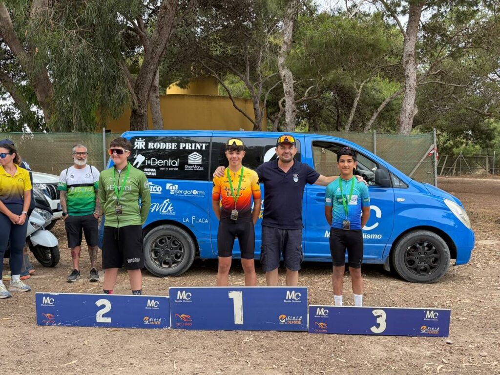 Participantes del VI GP XCO en el podio con medallas