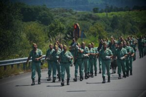 Soldados de La Legión marchando en un desfile militar en la naturaleza