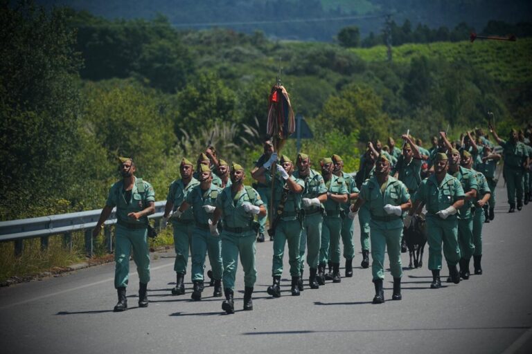 Soldados de La Legión marchando en un desfile militar en la naturaleza