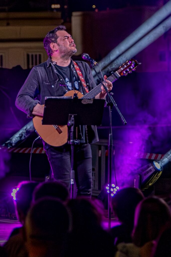 Ismael Serrano cantando en un concierto en la Plaza de Armas
