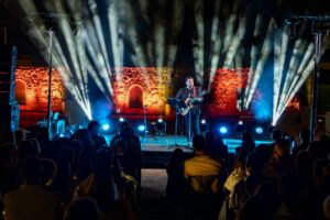 Ismael Serrano cantando en un concierto en la Plaza de Armas de Melilla