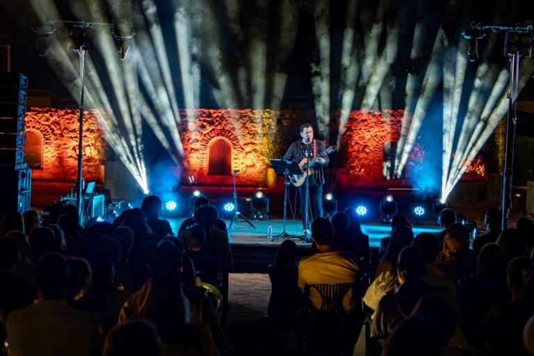 Ismael Serrano cantando en un concierto en la Plaza de Armas de Melilla