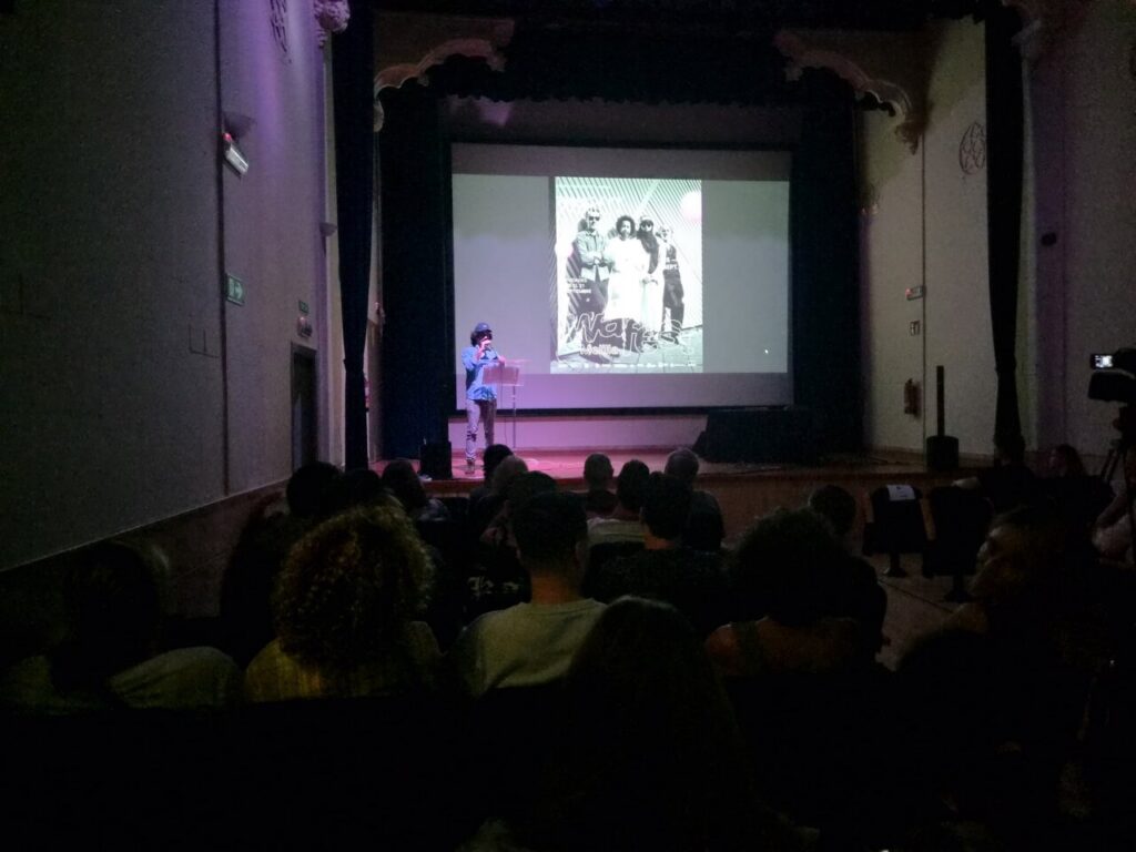 Presentación del IWA Fest 2026 en un auditorio con público