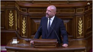 Jaime de los Santos hablando en el Congreso de los Diputados sobre homofobia.