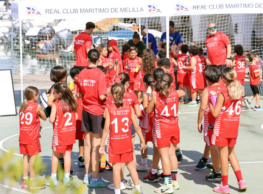 Niños y niñas del Real Club Marítimo de Melilla en jornada de convivencia de baloncesto