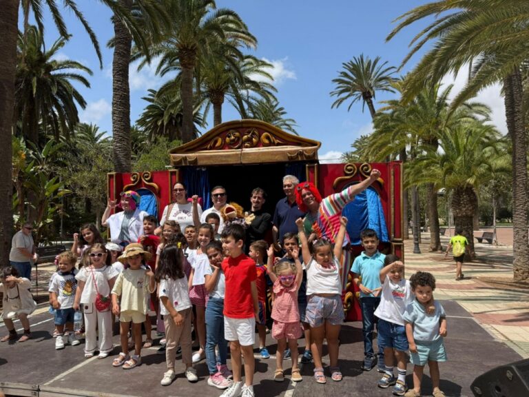 Niños y adultos en una jornada de teatro familiar en el parque.