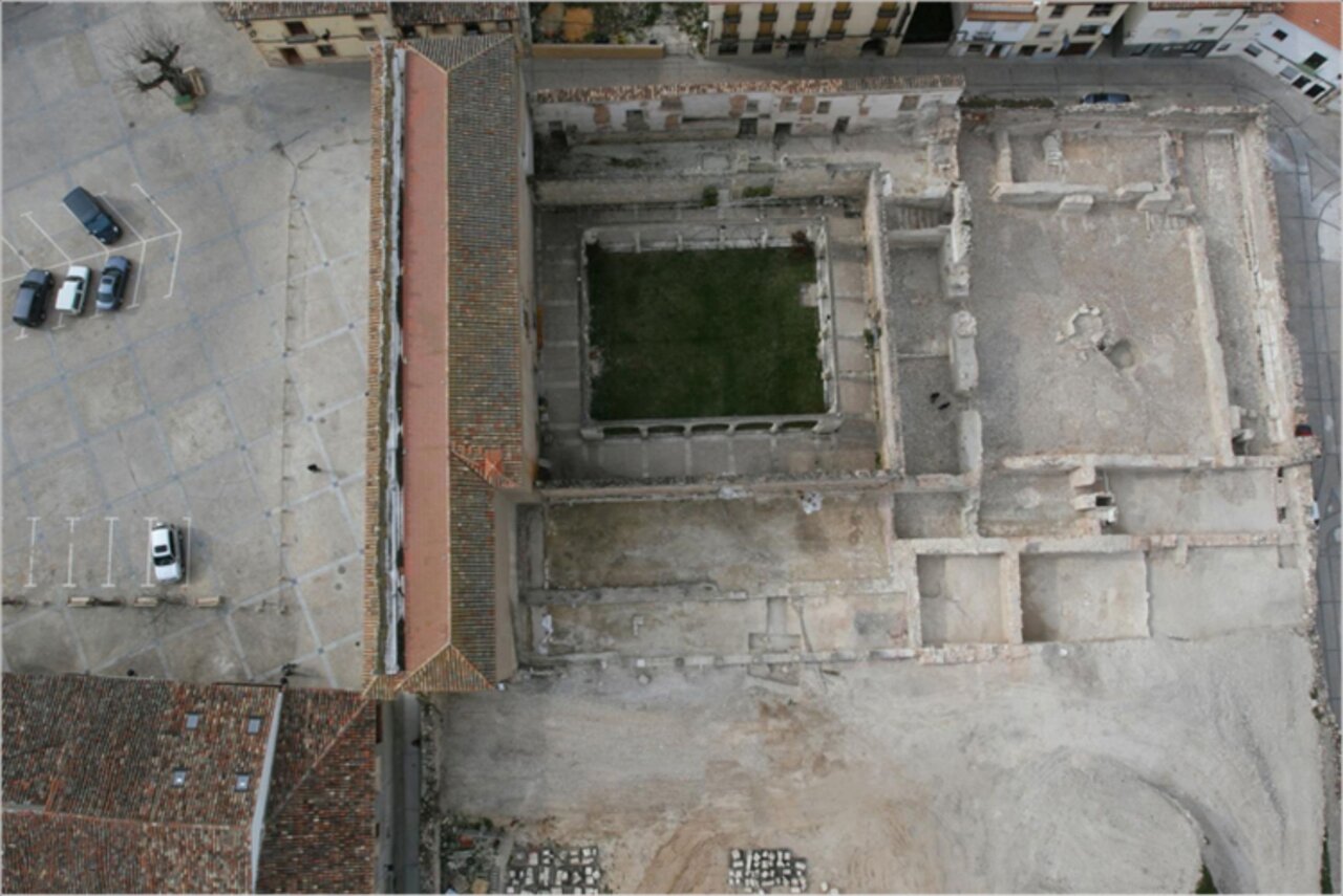 Vista aérea de un sitio arqueológico con ruinas y vegetación