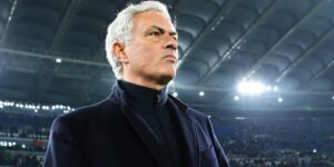José Mourinho en un partido de fútbol, mostrando su carácter fuerte y decidido.