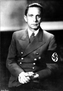 Retrato de Joseph Goebbels en uniforme nazi con insignia