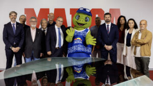 Presentación de los Juegos del Agua 2026 en Melilla con participantes y mascota
