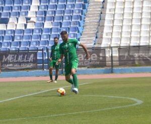 Jugador de fútbol en acción durante un partido amistoso en Melilla