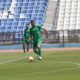 Jugador de fútbol en acción durante un partido amistoso en Melilla