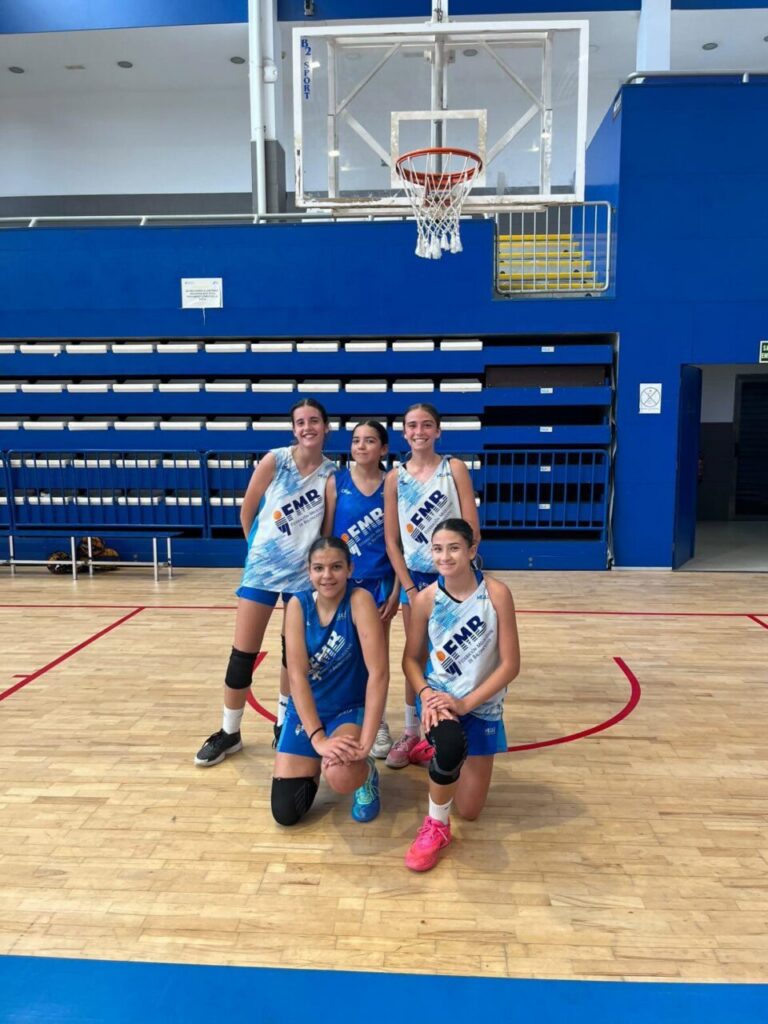Jugadoras de baloncesto de la Federación Melillense de Baloncesto en la cancha
