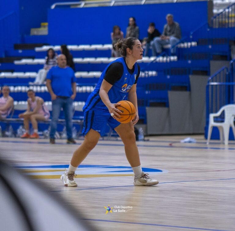 Jugadora de baloncesto en acción durante un partido en Melilla