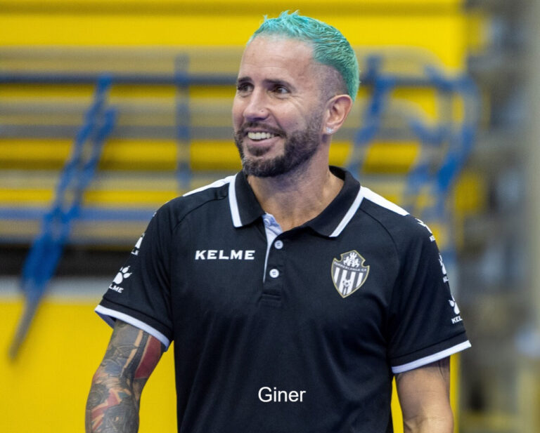 Jugadoras de fútbol sala celebrando un gol en el Pabellón Javier Imbroda
