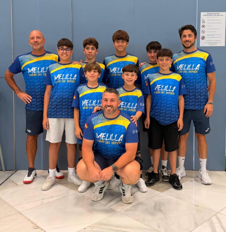 Equipo de jóvenes jugadores y técnicos de pádel de Melilla en competición