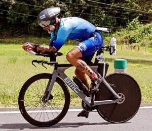 Julio Gutiérrez compitiendo en el triatlón de Zarauzko en bicicleta