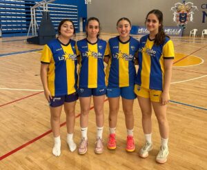 Cuatro jugadoras del equipo La Salle de Melilla en un torneo de baloncesto