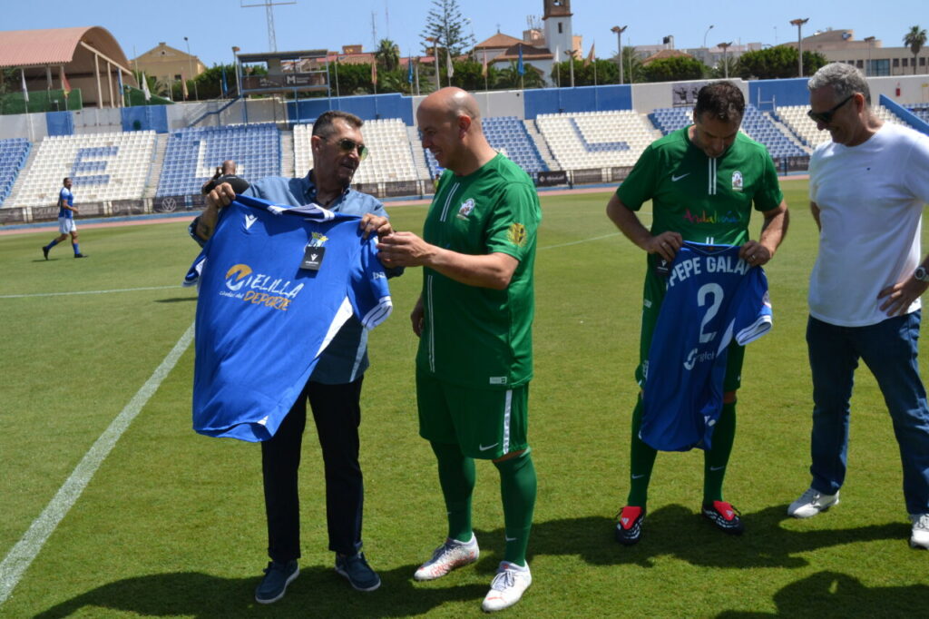 Jugadores de fútbol intercambiando camisetas en un partido amistoso