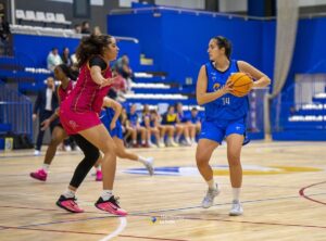 Jugadora de baloncesto en acción durante un partido