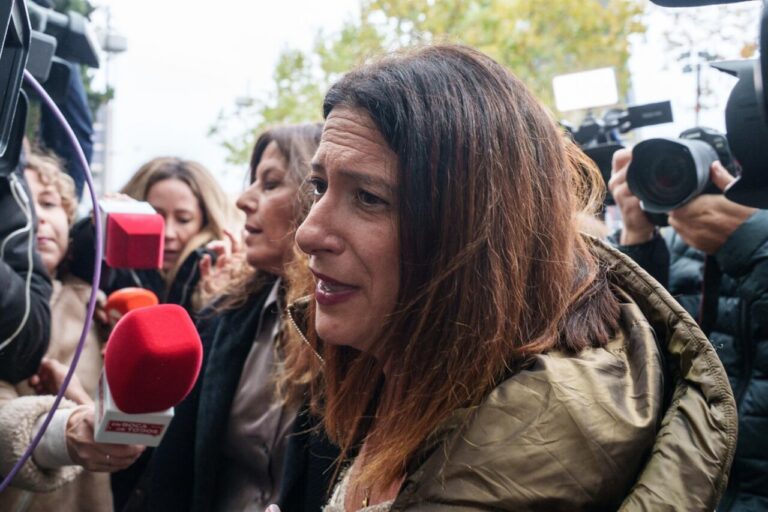 Leire Díez rodeada de periodistas y cámaras de televisión