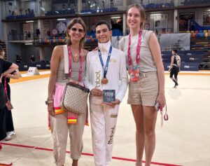 Leo Faus con medalla de bronce en el CESA de Oviedo junto a dos mujeres