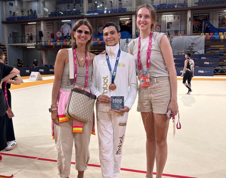 Leo Faus con medalla de bronce en el CESA de Oviedo junto a dos mujeres