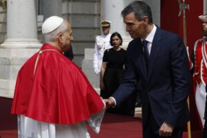 León XIV saluda al presidente del Gobierno en el Congreso de Madrid.