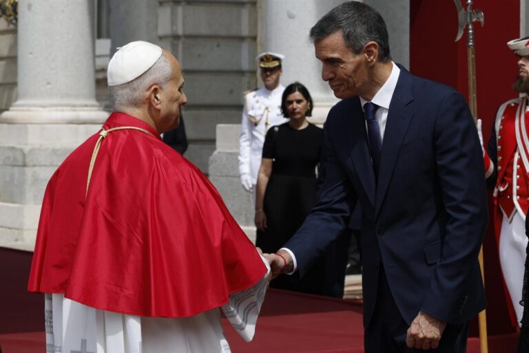 León XIV saluda al presidente del Gobierno en el Congreso de Madrid.