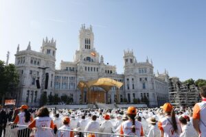 El Papa León XIV en la Plaza de Cibeles durante la misa del Corpus Christi.