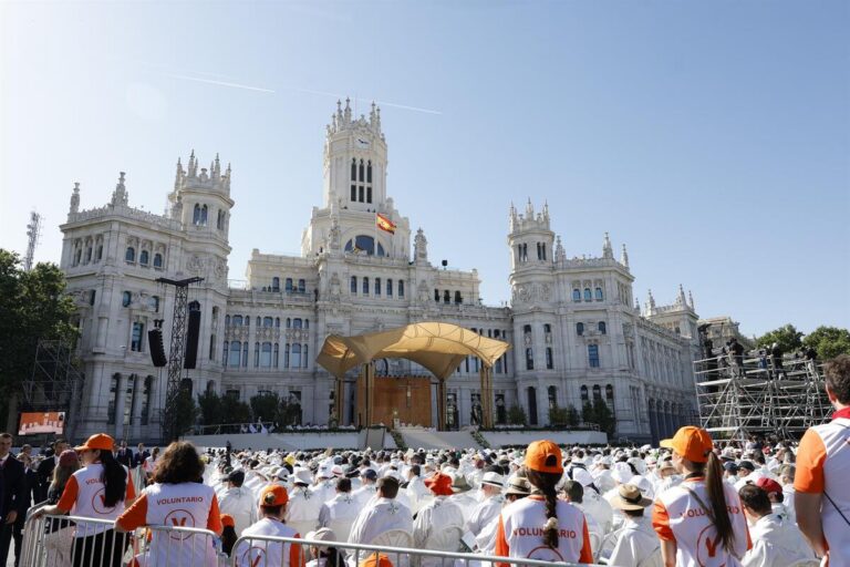 El Papa León XIV en la Plaza de Cibeles durante la misa del Corpus Christi.