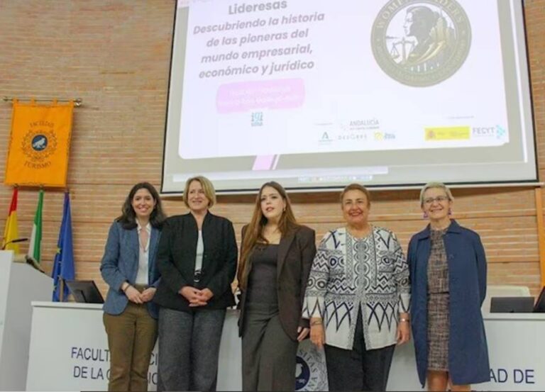 Evento de presentación de la plataforma Lideresas con varias mujeres en el escenario.