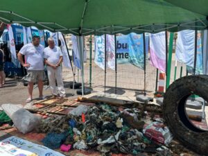 Participantes observando residuos recogidos de los fondos marinos en Melilla
