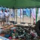 Participantes observando residuos recogidos de los fondos marinos en Melilla