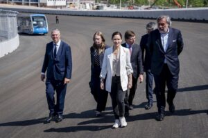 Grupo de personas caminando por el circuito Madring en Madrid