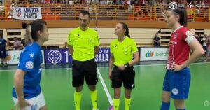 Futsal coin toss at center with two players (blue and red kits) and two referees in neon yellow uniforms.