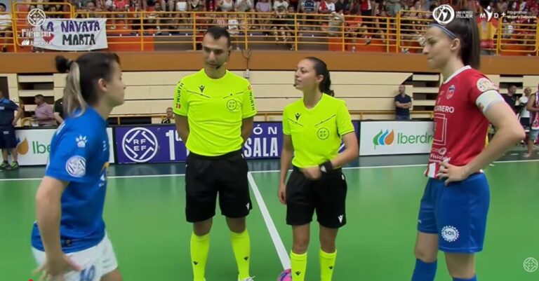 Futsal coin toss at center with two players (blue and red kits) and two referees in neon yellow uniforms.