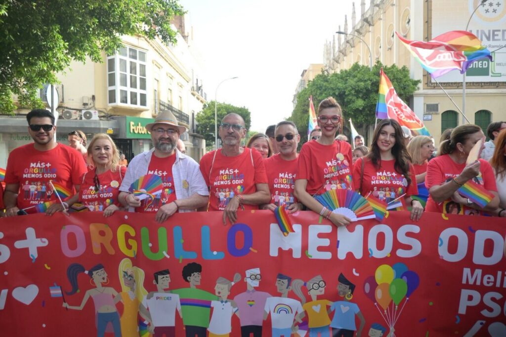 Participantes del PSOE en la marcha del Orgullo con pancarta y banderas